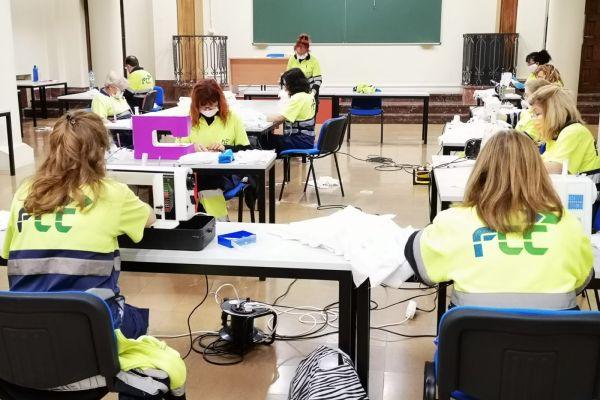 La plantilla de FCC Medio Ambiente en la Universidad de Zaragoza colabora en la lucha contra COVID19 mediante la confección de mascarillas